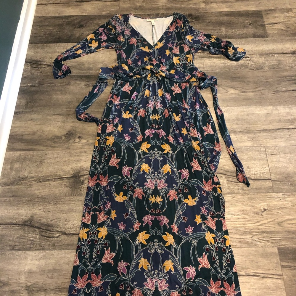 Beautiful Jessica Simpson Maternity Maxi Dress.